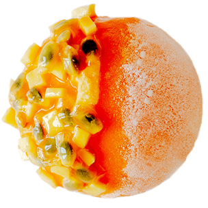 Mochi garni de morceaux d'ananas et zestes de citron, parsemé de sucre glace, présenté sur un fond en bois naturel.