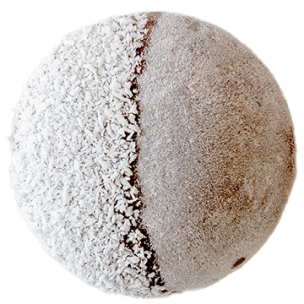 Mochi classique saupoudré de sucre glace avec une garniture visible de pâte de haricot rouge, sur un fond noir.