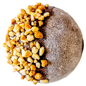 Mochi au thé hojicha, garni de haricots rouges et d'une fine couche de sucre, présenté sur un fond en bois rustique.